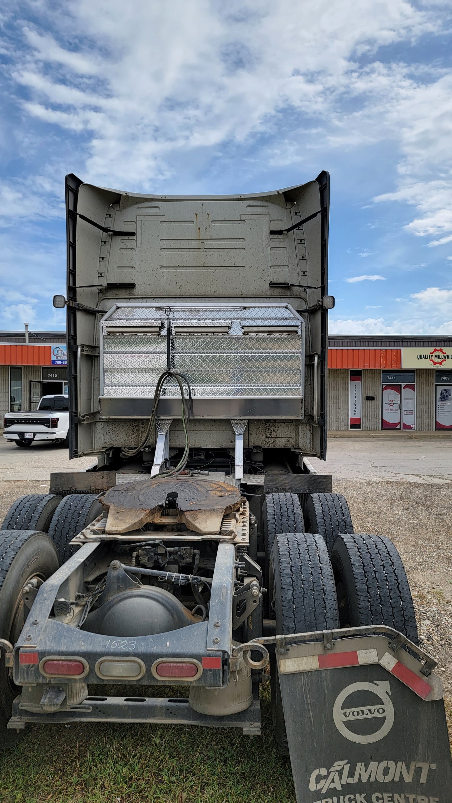 Headache rack with 3 chain hangers and full tray.