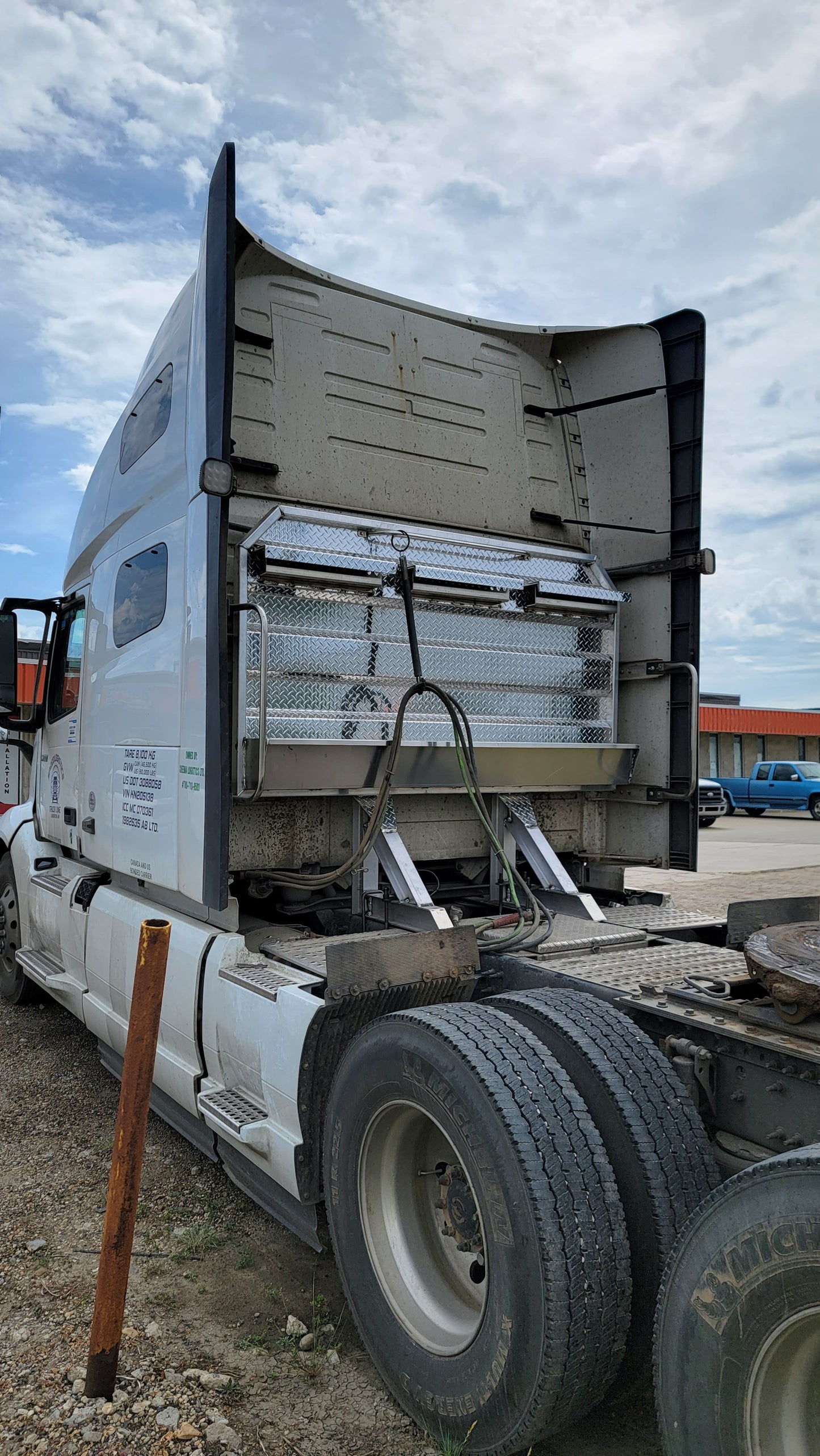 Headache rack with 3 chain hangers and full tray.